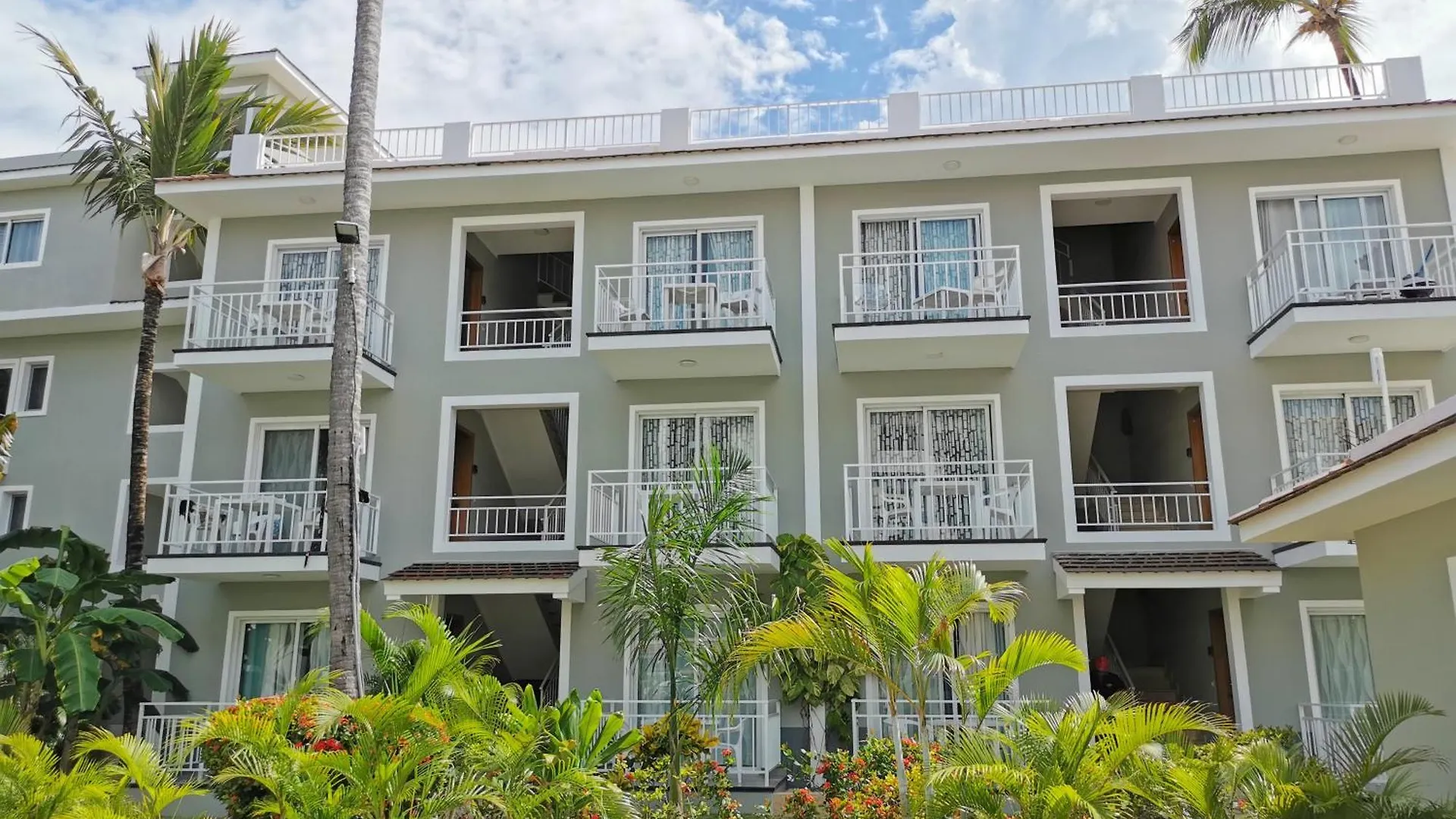 Sunny Suites With Rooftop Pool And Spa - Playa Los Corales Punta Cana Apart-hotel