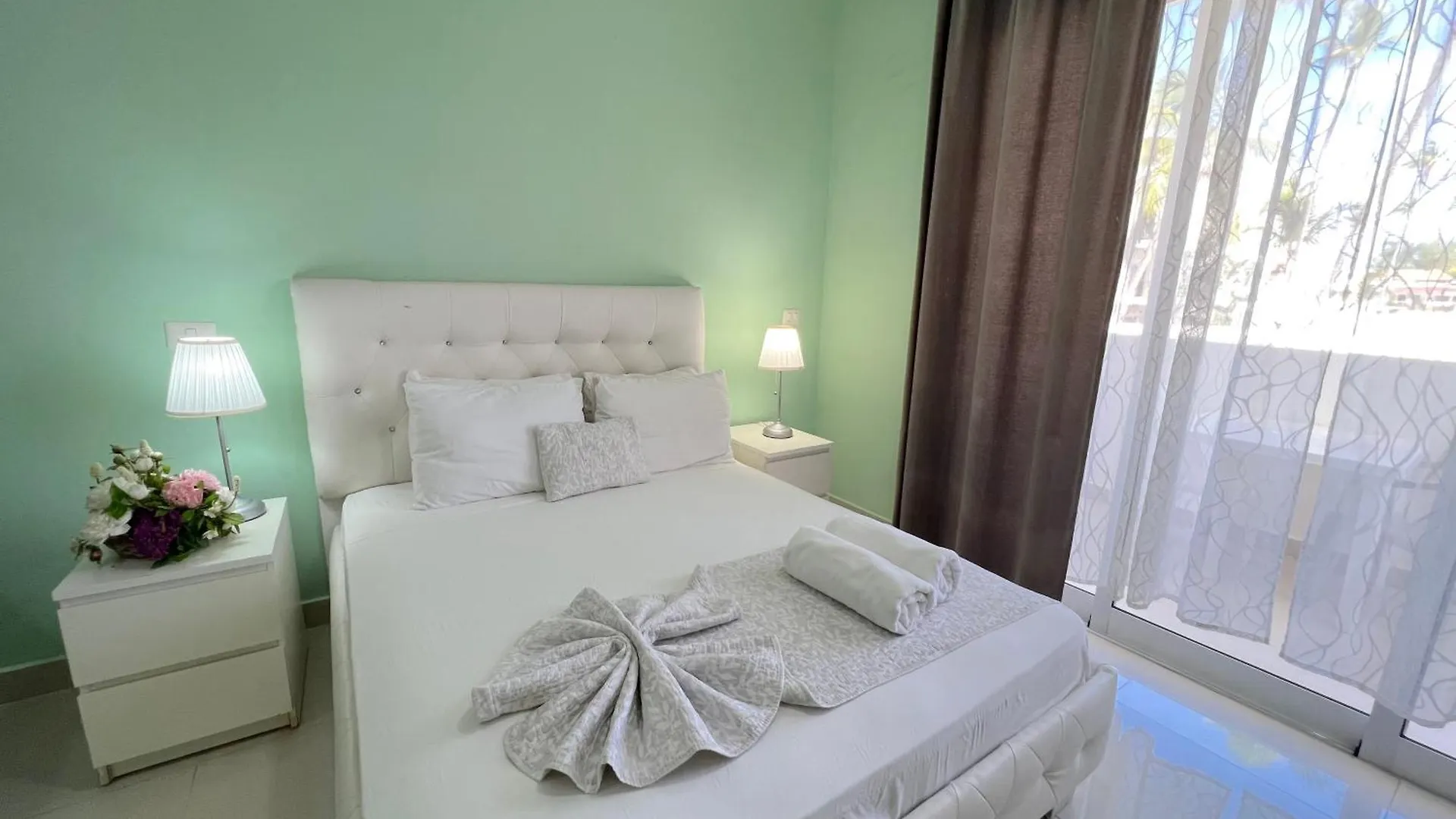 Sunny Suites With Rooftop Pool And Spa - Playa Los Corales プンタ・カナ 5*,